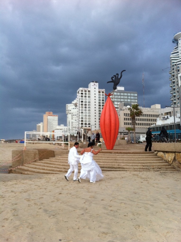 photo-18 photo 181 e1329718455139 764x1024 Jeunes mariés philippins sur la plage de Tel Aviv