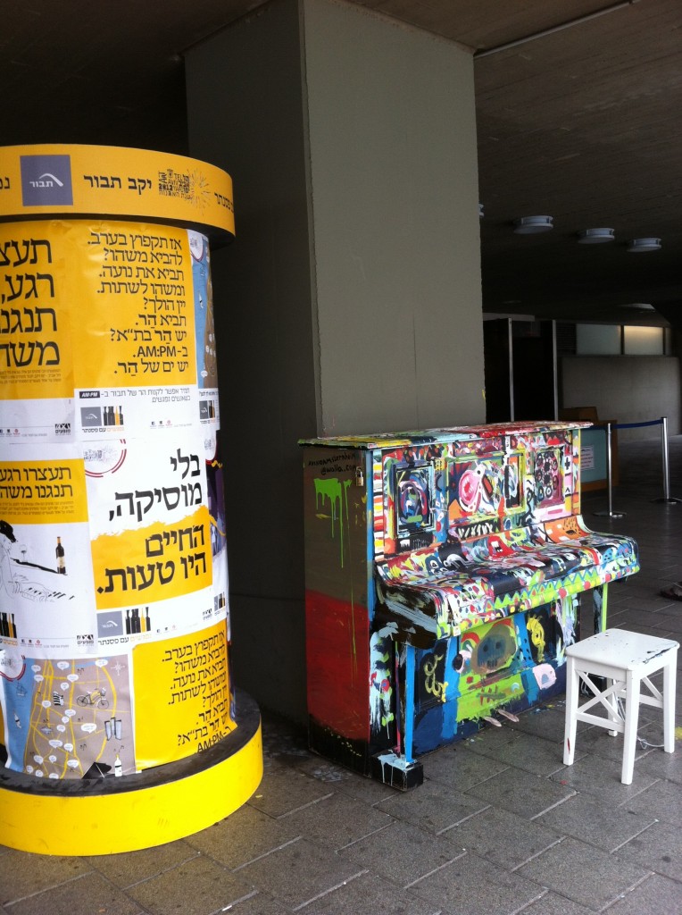 photo (96) photo 96 e1338308265335 764x1024 Des pianos dans les rues de Tel Aviv
