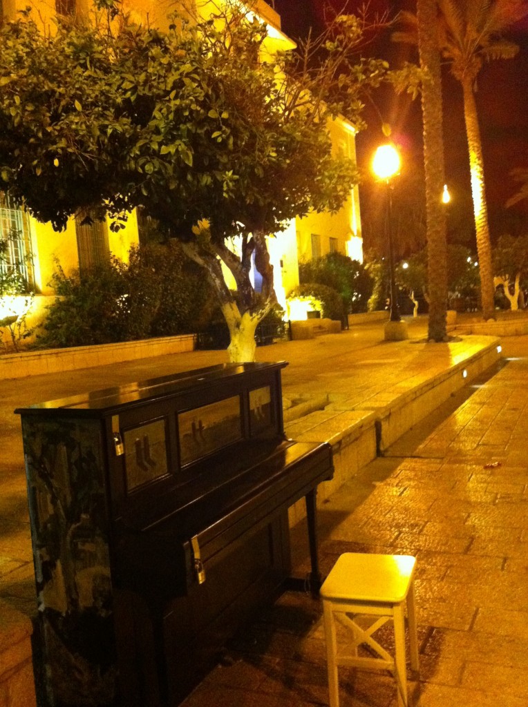 photo (99) photo 99 e1338312359569 764x1024 Des pianos dans les rues de Tel Aviv
