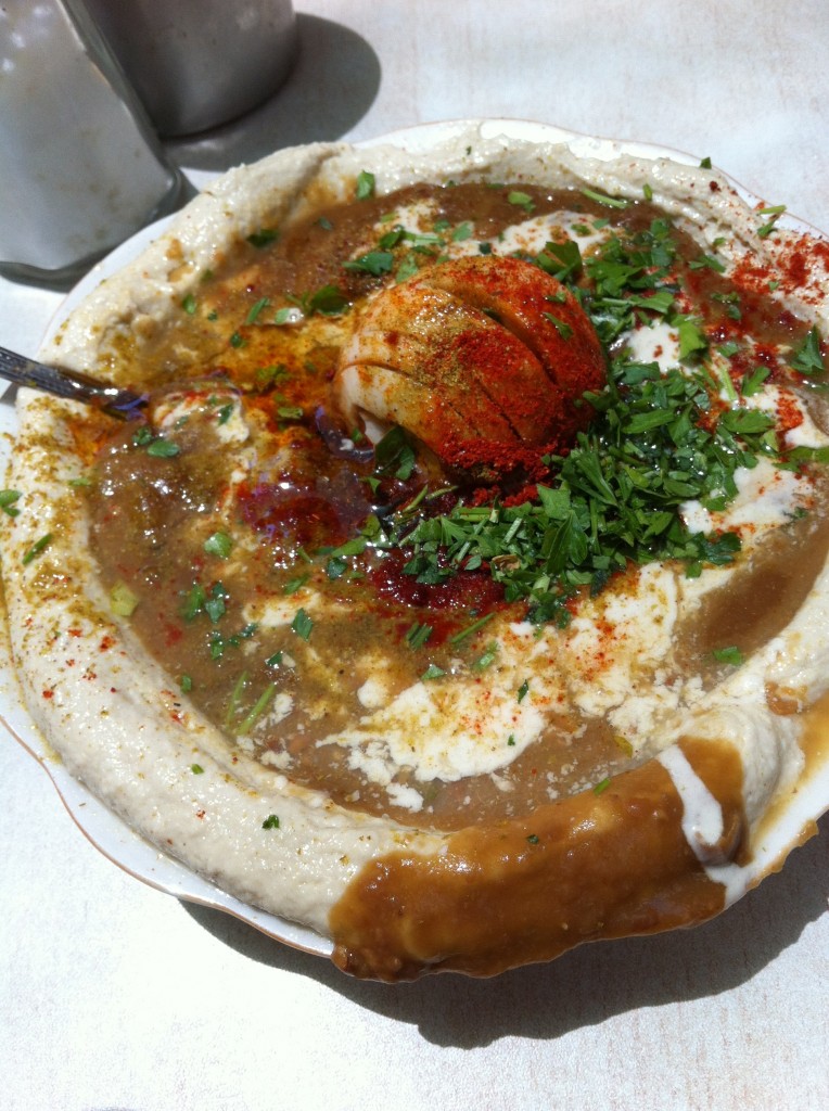 houmous e1338909698416 764x1024 Shlomo et Doron, une bonne adresse de houmous à Tel Aviv
