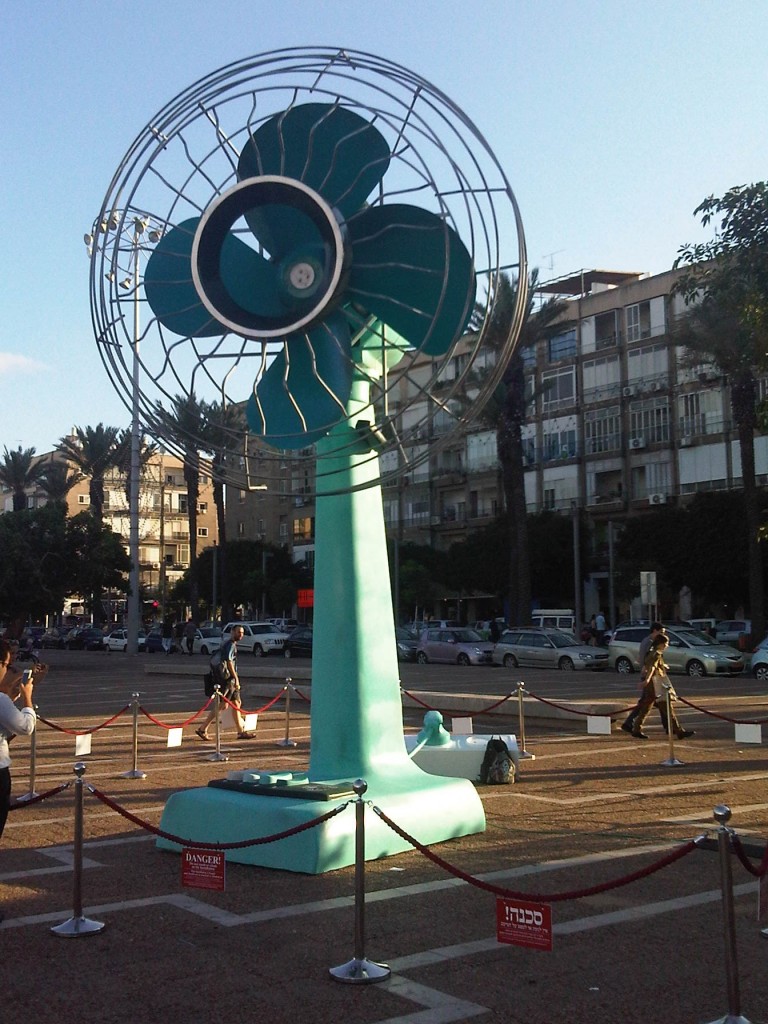 IMG00515-20120703-1837 IMG00515 20120703 1837 e1341392449999 768x1024 Un ventilateur géant sur la Place Rabin